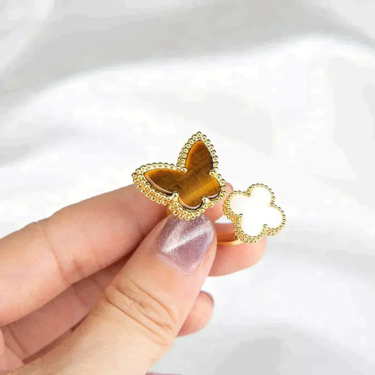 LUCKY BETWEEN THE FINGER RING