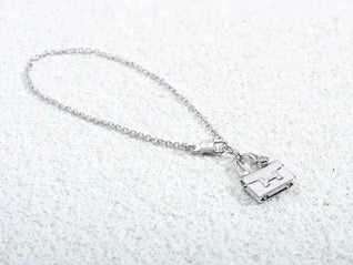 AMULETTE PEDANT SILVER NECKLACE