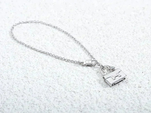 AMULETTE PEDANT SILVER NECKLACE