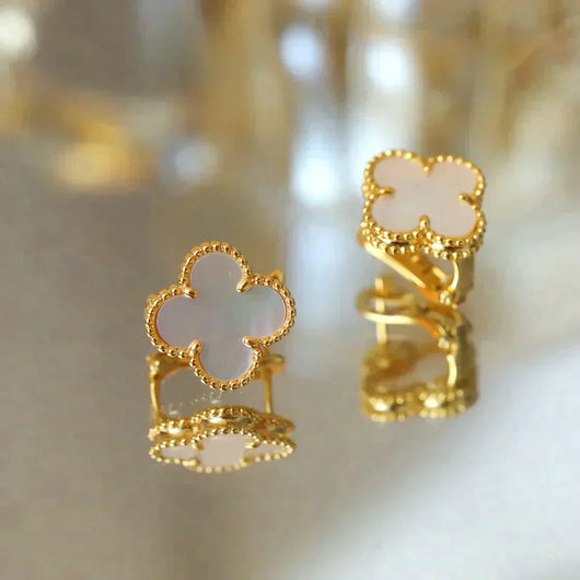 CLOVER MEDIUM 1 MOTIFS  WHITE MOP STUD EARRINGS