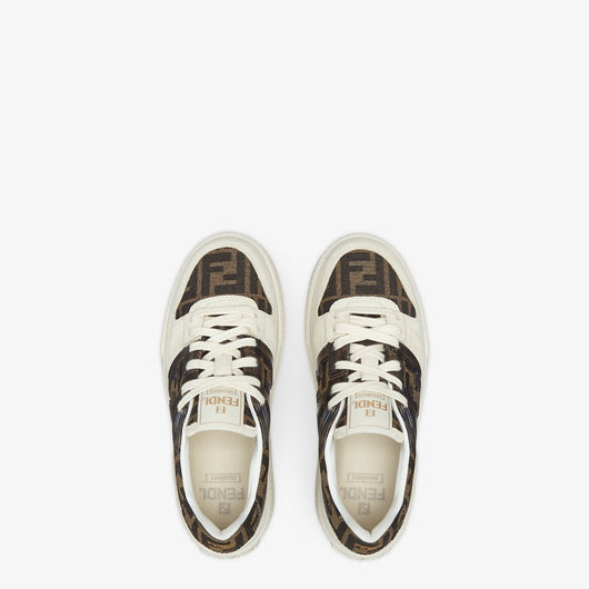 Lace-up sneaker