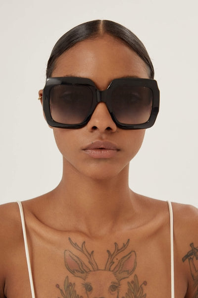 Gucci femenine black sunglasses with integrated GG logo - Lux Studios