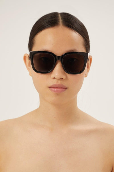 Gucci squared black acetate sunglasses - Lux Studios