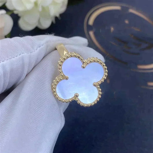 CLOVER WHITE MOP RING