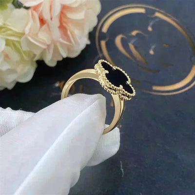 CLOVER ONYX RING